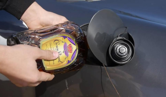 Bài học đáng đời cho thanh niên đổ rượu vào bình xăng của xe Porsche Boxster