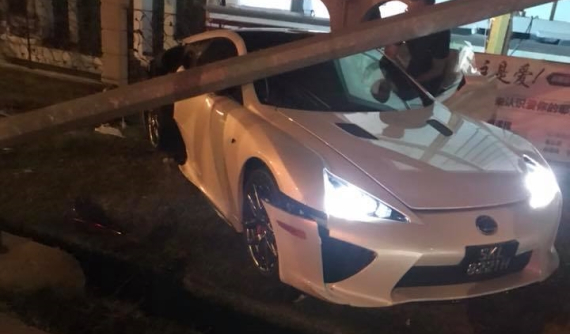 Siêu xe hàng hiếm Lexus LFA gặp nạn tại Singapore