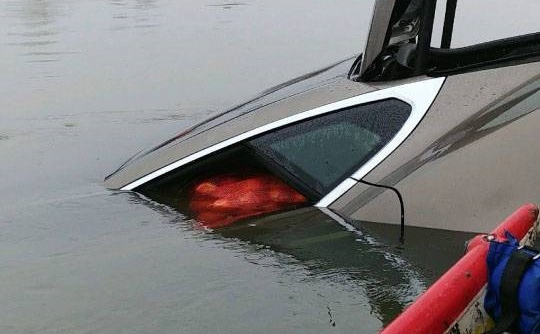 Nhờ khả năng "nổi trên nước", một chiếc Tesla Model S bị ăn trộm đã được tìm thấy