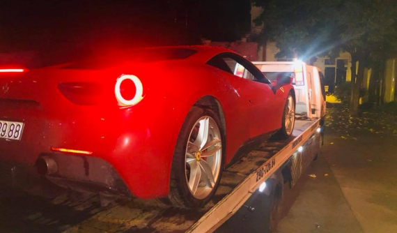 Ferrari 488 GTB của Tuấn Hưng gặp sự cố vì "mấy cục đá trên trời rơi xuống"