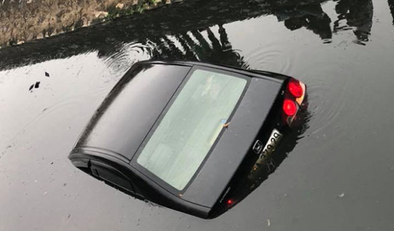 Hà Nội: Cô gái 23 tuổi lái Honda Civic lao xuống mương nước đen