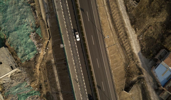 Xe điện ở Trung Quốc có thể tự sạc pin khi đang chạy