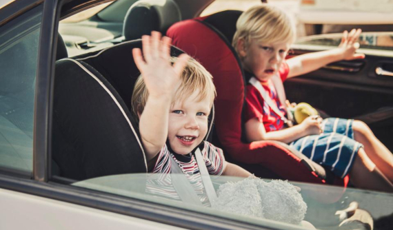 Không để trẻ em ngồi trên xe ô tô quá 1 giờ