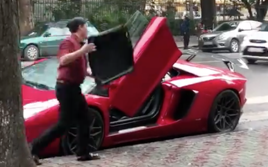 Lái xe Lamborghini Aventador Roadster loay hoay lắp mui khi trời mưa tại Hà Nội
