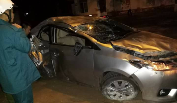 Đắk Lắk: Toyota Vios lấn làn, đâm xe máy khiến một bé trai 5 tuổi tử vong