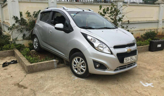 Sơn La: Cô giáo lùi Chevrolet Spark trong sân trường, đâm chết 1 học sinh