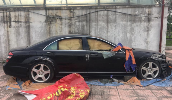 Mercedes-Benz S550 "dầm sương, dãi nắng" tại một công viên ở Hà Nội nhiều năm