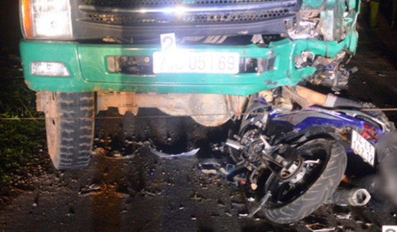 Quảng Trị: Yamaha Exciter đâm vào ô tô tải dừng bên đường, 4 học sinh tử vong