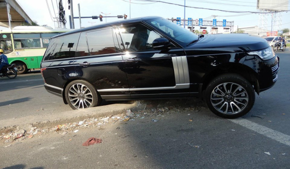 Thủ Đức: Tài xế thiếu quan sát, Range Rover Autobiography hơn 7 tỷ Đồng mắc kẹt tại dải phân cách