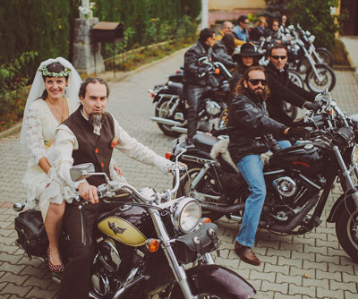 Bộ ảnh cưới độc đáo của cặp đôi biker đến từ Romania