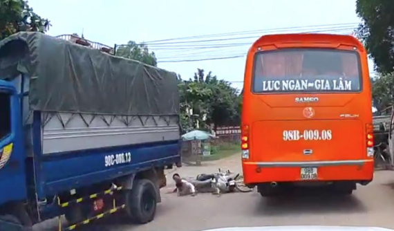Bám đuôi xe tải, người lái xe máy gặp tai nạn