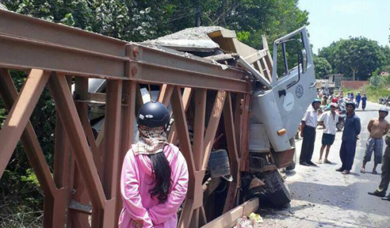 Phú Quốc: Lái xe ngủ gật, xe ben đâm thẳng vào cầu
