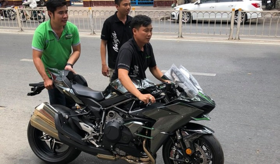 Siêu mô tô Kawasaki Ninja H2 2018 đầu tiên về Việt Nam đã có chủ