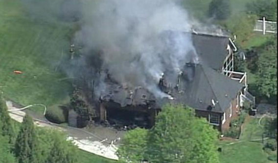 Xe BMW đỗ trong gara bất ngờ bốc cháy, "hóa vàng" cả ngôi nhà