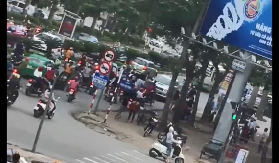 Bán tải đi ngược chiều, lùi xe đâm chết bà cụ đi xe đạp ở Nghệ An