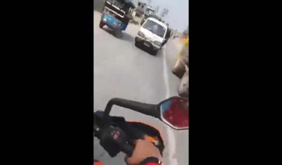 Lạng lách đánh võng, KTM Duke 390 đâm vào xe cứu thương