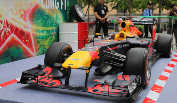 Chiều nay tay đua huyền thoại David Coulthard sẽ trình diễn xe đua F1 tại Sài thành