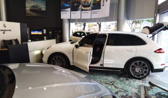 Lái Cayenne lao vào đại lý Porsche vì không nhận được xe theo đúng ý