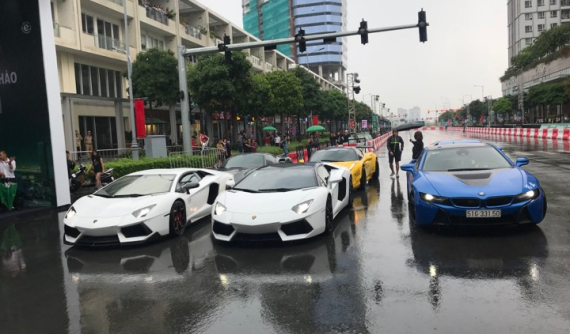 Cường "Đô-la" cùng dàn siêu xe triệu USD của những người bạn họp mặt tại sự kiện xe đua F1