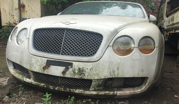 Bị "bỏ rơi" nhiều năm, đèn pha của Bentley Continental GTC "ngấn lệ"