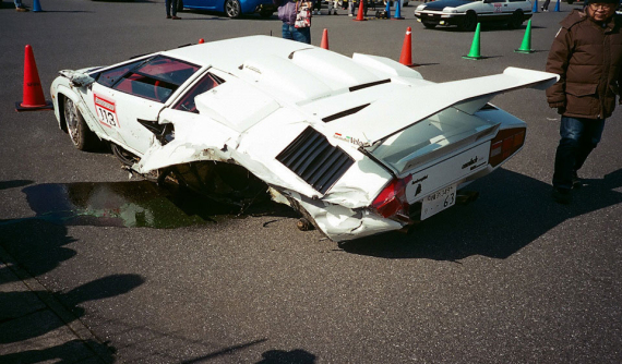Siêu xe hiếm Lamborghini Countach gặp nạn trên đường đua, rụng cả bánh