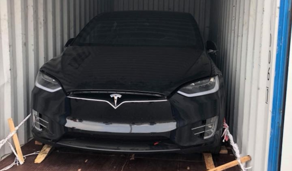 Chồng siêu mẫu Ngọc Thạch bất ngờ "khui công" SUV điện Tesla Model X P100D tại Việt Nam