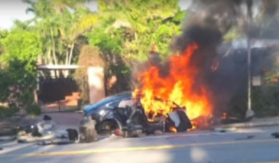 Tesla Model S đâm vào tường, bùng cháy khiến hai học sinh cấp 3 tử vong