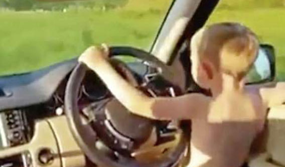 Bé trai 4 tuổi lái Range Rover trên cánh đồng "dễ như ăn kẹo"
