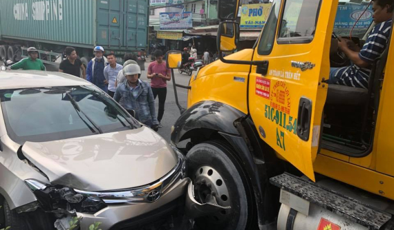 Sài Gòn: Va chạm với xe container, Toyota Vios quay ngược 180 độ