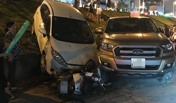 Ford Fiesta lao từ đường Âu Cơ xuống đường dưới đê, đâm trúng Ford Ranger