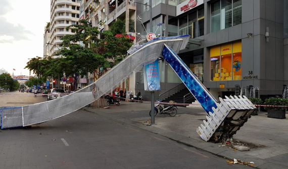 Cổng chào ở phố đi bộ Nguyễn Huệ đổ sập, 1 người bị thương