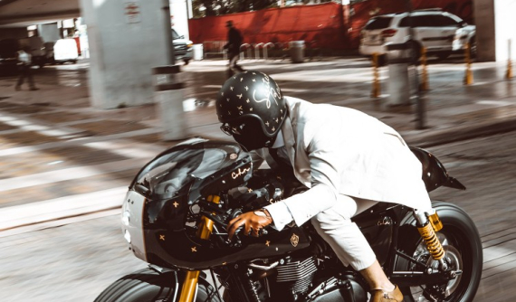 Triumph Thruxton - "Ly cà phê đậm đặc" từ bản độ của Cohn Racers