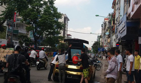 Siêu xe Lamborghini Gallardo Superleggera "mạ vàng" bốc khói nghi ngút trên đường phố Hà Nội