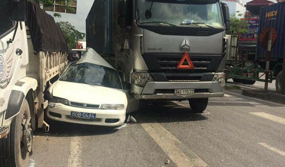 Hải Phòng: Vượt phải, xe biển xanh bị kẹp giữa xe đầu kéo và ô tô tải