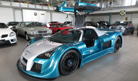 Ngoài Mercedes-Benz SLS AMG của Trung Nguyên, siêu xe này cũng sở hữu cửa cánh chim độc đáo