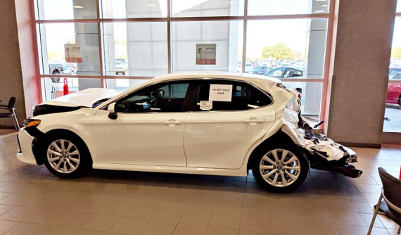 Đại lý Toyota trưng bày chiếc Camry 2018 nát bét để chứng minh sự an toàn