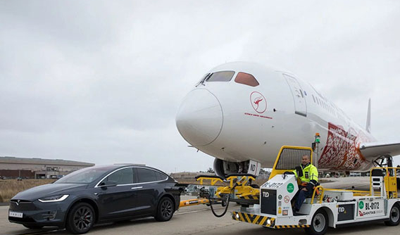 Xem cảnh Tesla Model X kéo máy bay Boeing 787-9 Dreamliner nặng 130 tấn