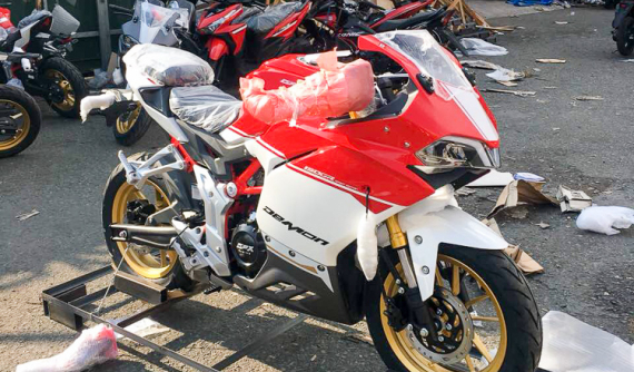 "Tiểu Panigale" GPX Demon 150GR màu Đỏ Trắng đặc biệt bất ngờ về Việt Nam