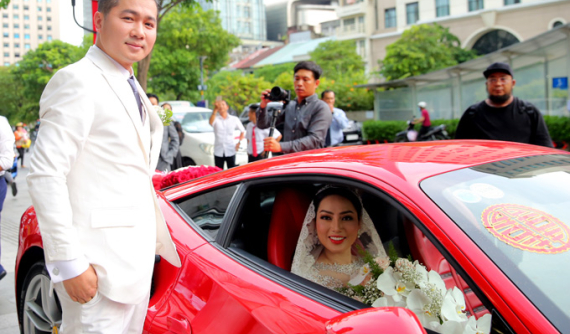 Lâm Vũ đi rước dâu trên siêu xe Ferrari 488 GTB của Tuấn Hưng