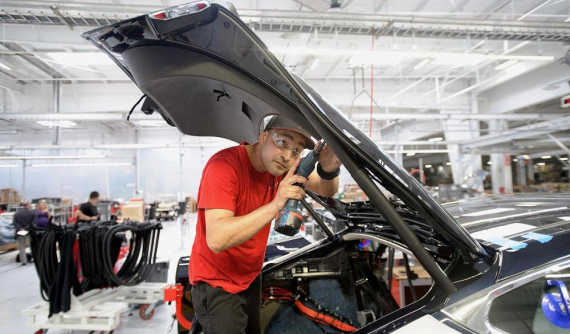 Nhân viên gốc Việt đưa đơn kiện Tesla sau khi bị sa thải