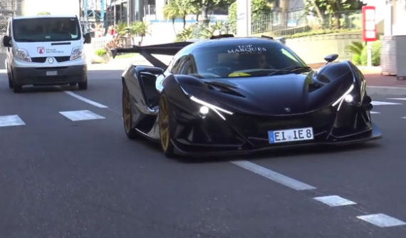 Hàng trăm người vây quanh siêu xe triệu đô Apollo IE xuất hiện tại Monaco