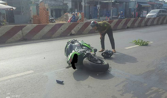 Bình Phước: Sang đường ẩu, người đi xe máy bị Kawasaki Ninja ZX-10R tông trúng