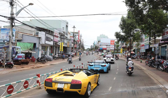 Lamborghini Murcielago LP640 mui trần độc nhất Việt Nam đón đoàn Car & Passion tại Gia Lai