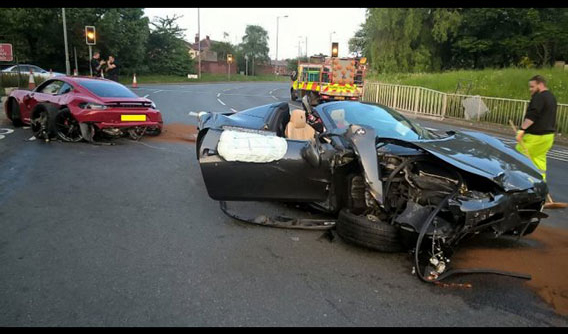 Ferrari 458 Spider đâm nát Porsche 718 Cayman GTS tại vòng xuyến