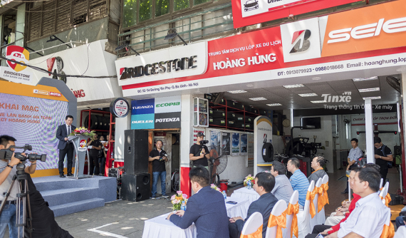 "Lăn bánh an toàn" của Bridgestone tiếp tục đến với 100 khách hàng tại Hà Nội