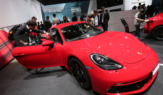 Trung Quốc cắt thuế ô tô nhập khẩu để thúc đẩy doanh số SUV và xe điện