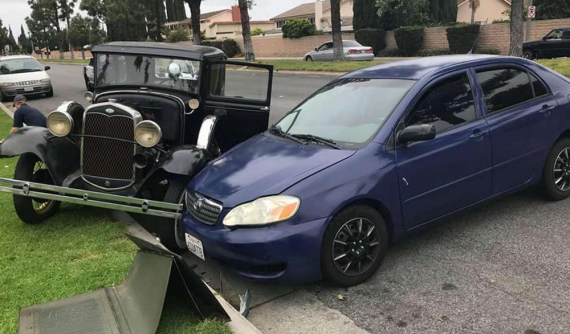 Nữ tài xế lái Toyota Corolla, đâm vào xe Ford "báu vật gia truyền" rồi bỏ chạy