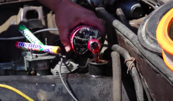 Đây là chuyện xảy ra nếu bạn đổ 21 lít Coca-Cola kèm Mentos vào động cơ xe