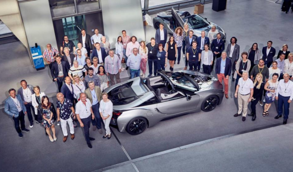 BMW bàn giao 18 chiếc i8 mui trần đặc biệt cho "fan cuồng"