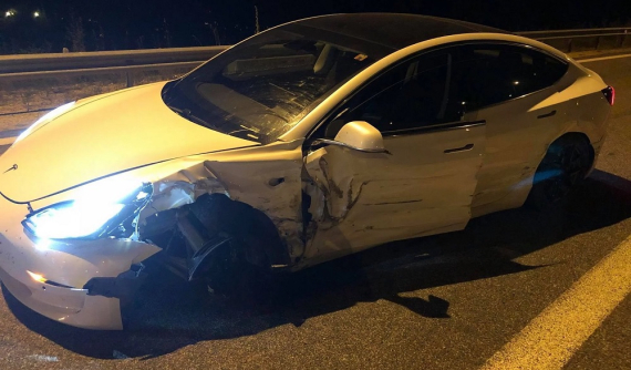 Người lái "cắm mặt" vào điện thoại, Tesla Model 3 tự vỉa vào dải ta-luy